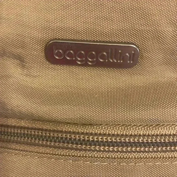 Baggallini crossbody bag with adjustable strap. - Picture 2 of 8